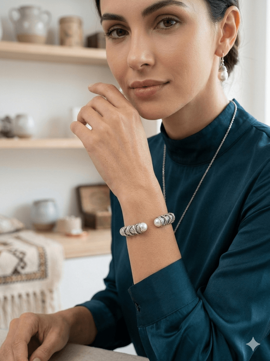 Ασημένιο Βραχιόλι Χειροπέδα "Perla Silver" – Στριφτό Cable Cuff με Μαργαριτάρια
