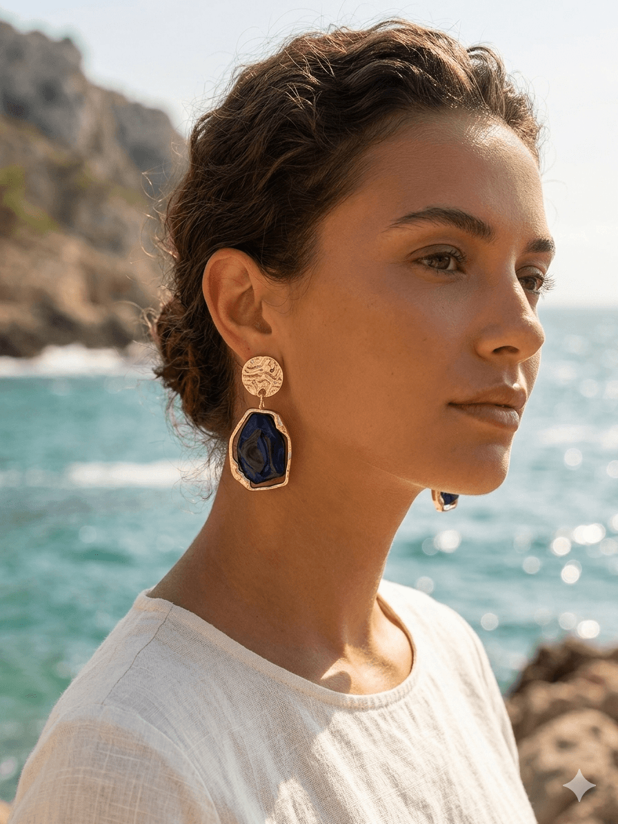 Boho Chic Κρεμαστά Σκουλαρίκια με Ανάγλυφο Χρυσό και Βαθύ Μπλε Στοιχεία