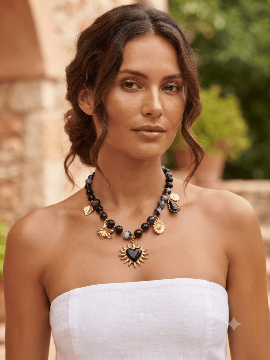 Γυναικείο Statement Κολιέ με Μαύρες & Marble Χάντρες, Χρυσά Charms & Μενταγιόν Καρδιά με Ακτίνες