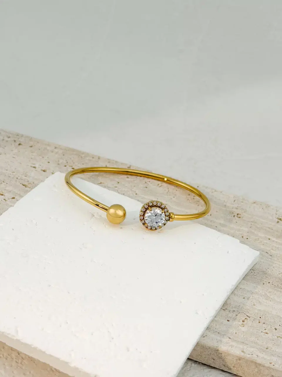 Minimal Luxury & Timeless Glam Αισθητική - Γυναικείο Χρυσό Βραχιόλι Χειροπέδα Aura με Κεντρικό Ζιργκόν & Ροζέτα