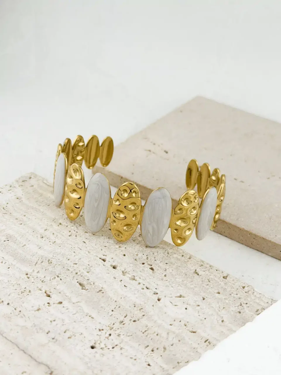 Aurelia Marble Cuff – Επιχρυσωμένη Χειροπέδα από Ανοξείδωτο Ατσάλι με Εφέ Μαρμάρου