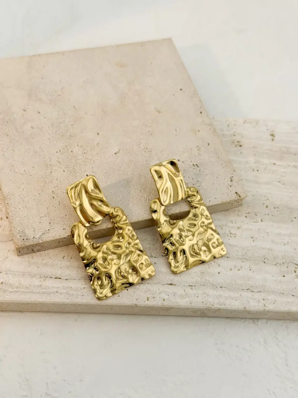 Aurelia Textured Drop Earrings – Luxury Γεωμετρικά Επιχρυσωμένα Σκουλαρίκια από Ανοξείδωτο Ατσάλι με Σφυρήλατη Υφή