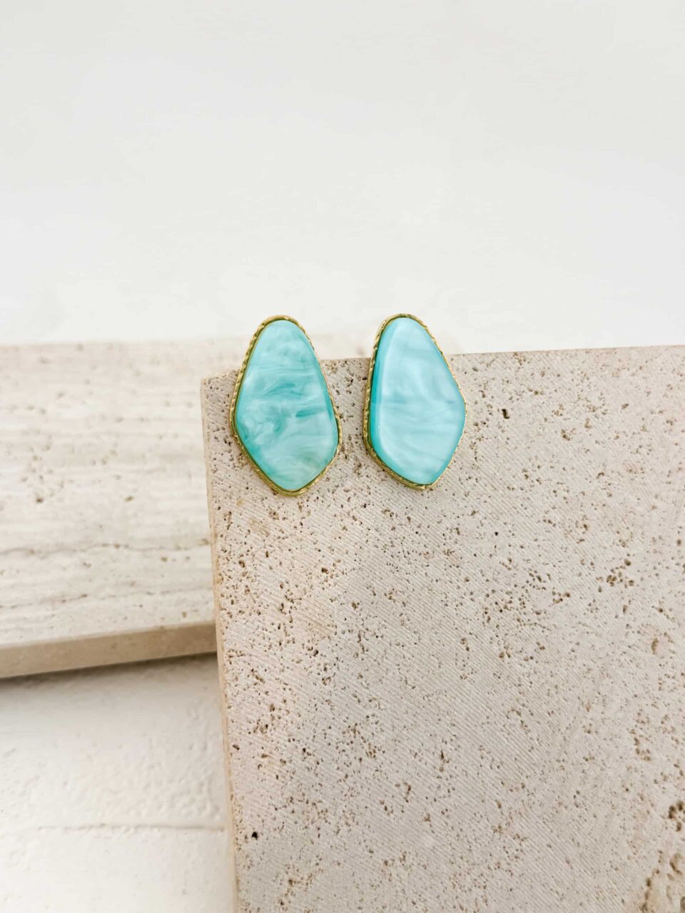 Elysian Turquoise Stud Earrings – Luxury Επιχρυσωμένα Σκουλαρίκια από Ανοξείδωτο Ατσάλι με Ασύμμετρη Τυρκουάζ Πέτρα