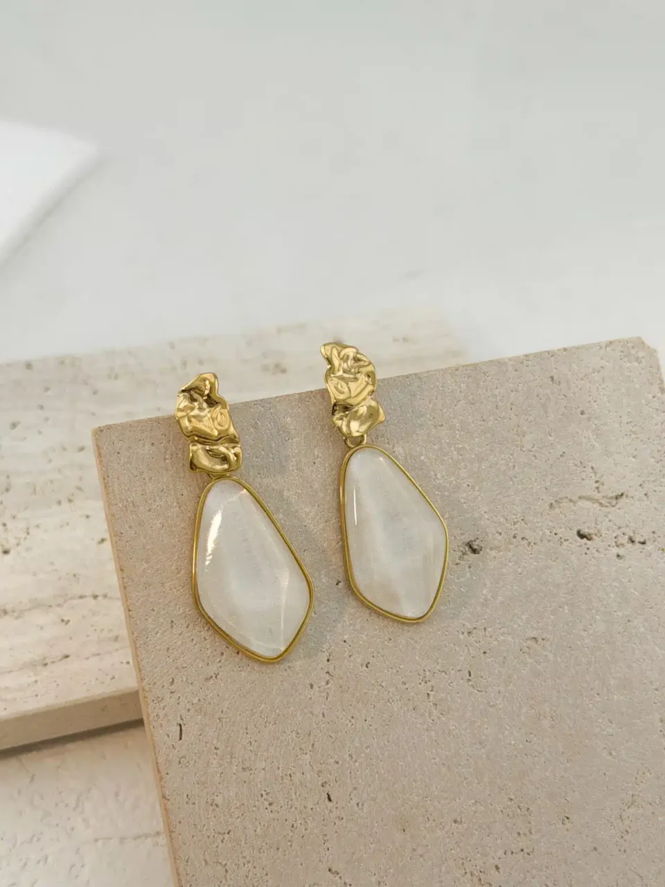 Althea Pearl Drop Earrings – Luxury Κρεμαστά Επιχρυσωμένα Σκουλαρίκια από Ανοξείδωτο Ατσάλι με Φίλντισι