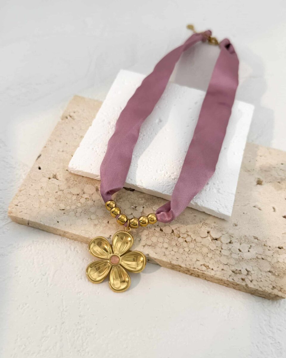 Fleur Silk Choker – Luxury Κολιέ με Μωβ Κορδέλα και Επιχρυσωμένο Μενταγιόν Λουλούδι