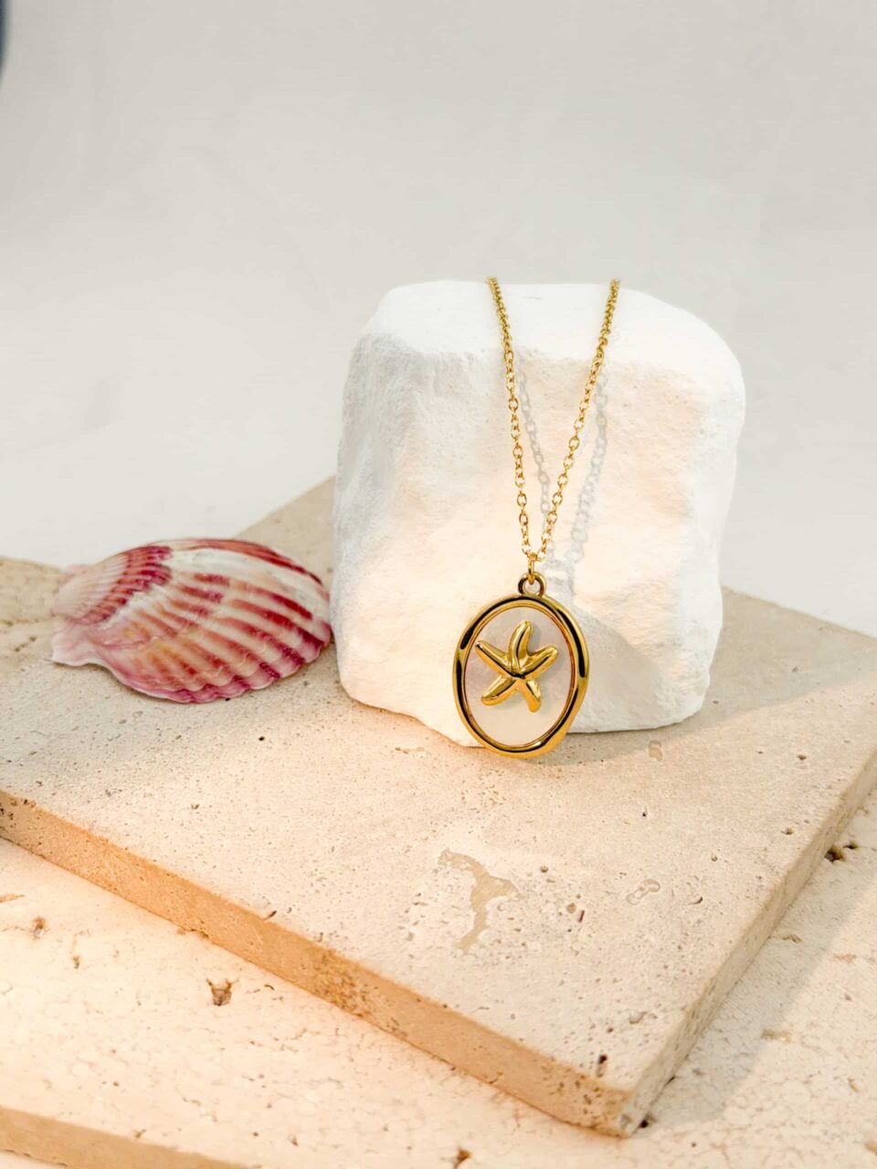 Thalassa Starfish Necklace – Επιχρυσωμένο Κολιέ από Ανοξείδωτο Ατσάλι με Μενταγιόν Αστερία σε Λευκό Φόντο