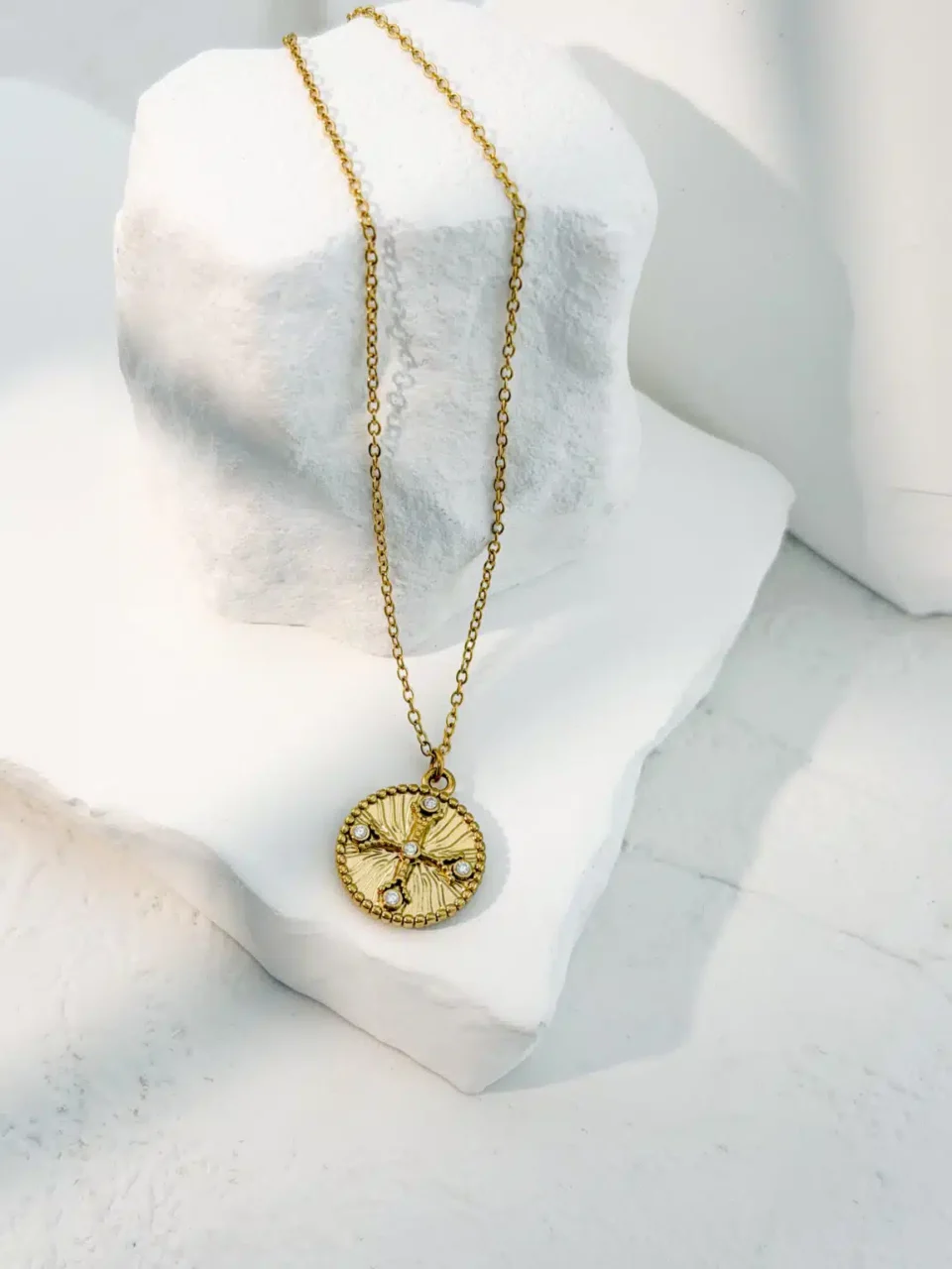 Astraea Golden Compass Pendant – Luxury Επιχρυσωμένο Κολιέ από Ανοξείδωτο Ατσάλι με Ανάγλυφη Πυξίδα και Ζιργκόν