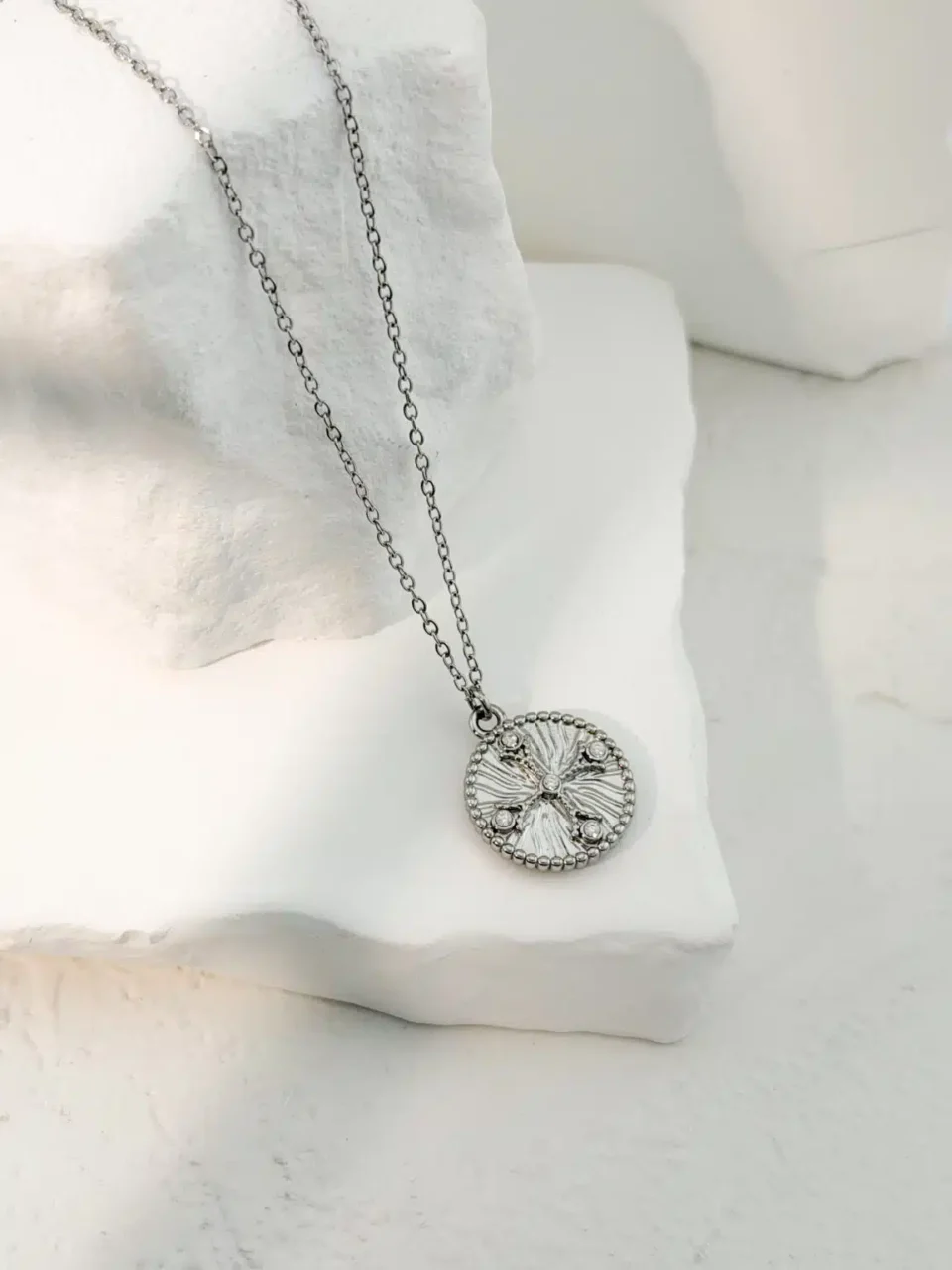 Astraea Compass Pendant – Ασημί Κολιέ από Ανοξείδωτο Ατσάλι με Ανάγλυφο Μενταγιόν-Πυξίδα και Ζιργκόν