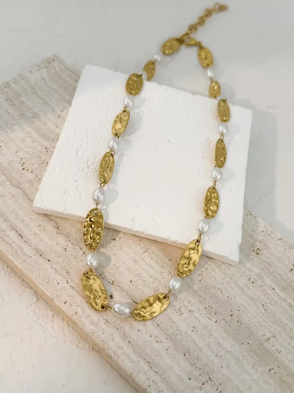Athena Pearl Choker – Luxury Επιχρυσωμένο Κολιέ από Ανοξείδωτο Ατσάλι με Σφυρήλατα Στοιχεία και Μαργαριτάρια