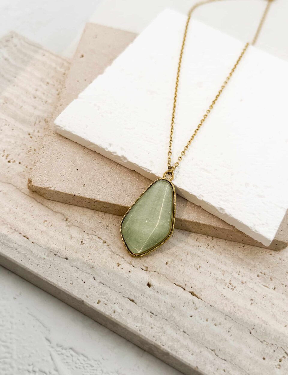 Elysian Olive Pendant – Luxury Επιχρυσωμένο Κολιέ από Ανοξείδωτο Ατσάλι με Ασύμμετρη Πέτρα σε Λαδί Απόχρωση
