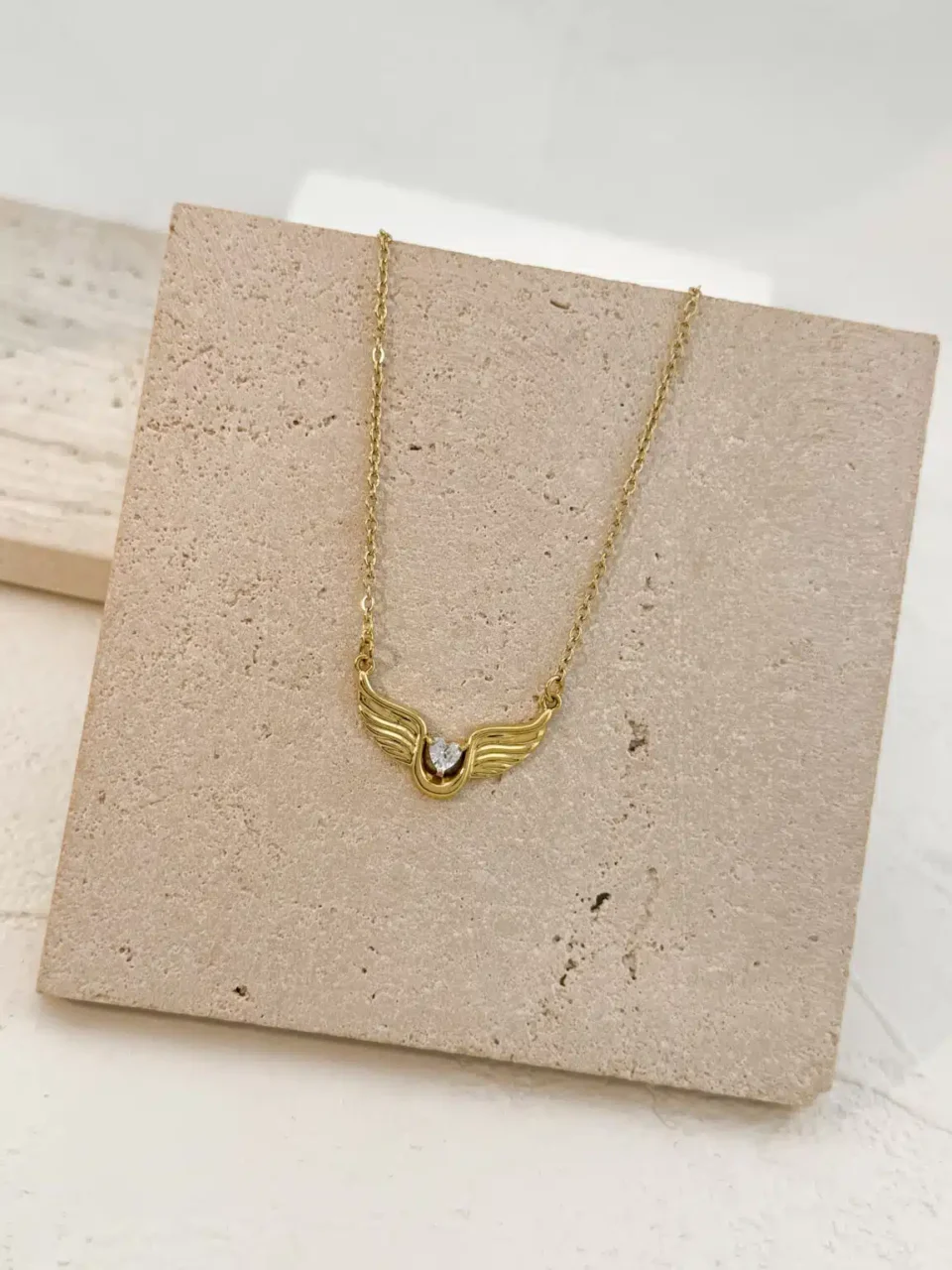 Angel Heart Necklace – Επιχρυσωμένο Κολιέ από Ανοξείδωτο Ατσάλι με Φτερά Αγγέλου και Ζιργκόν Καρδιά