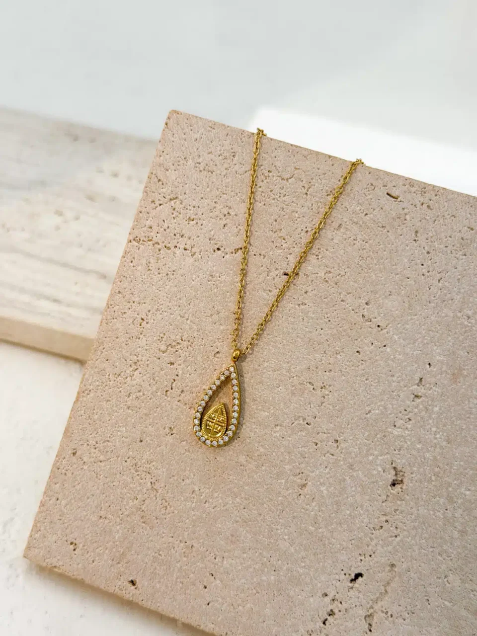 Constantinato Drop Necklace – Επιχρυσωμένο Κολιέ από Ανοξείδωτο Ατσάλι Κωνσταντινάτο σε Σχήμα Σταγόνας με Ζιργκόν