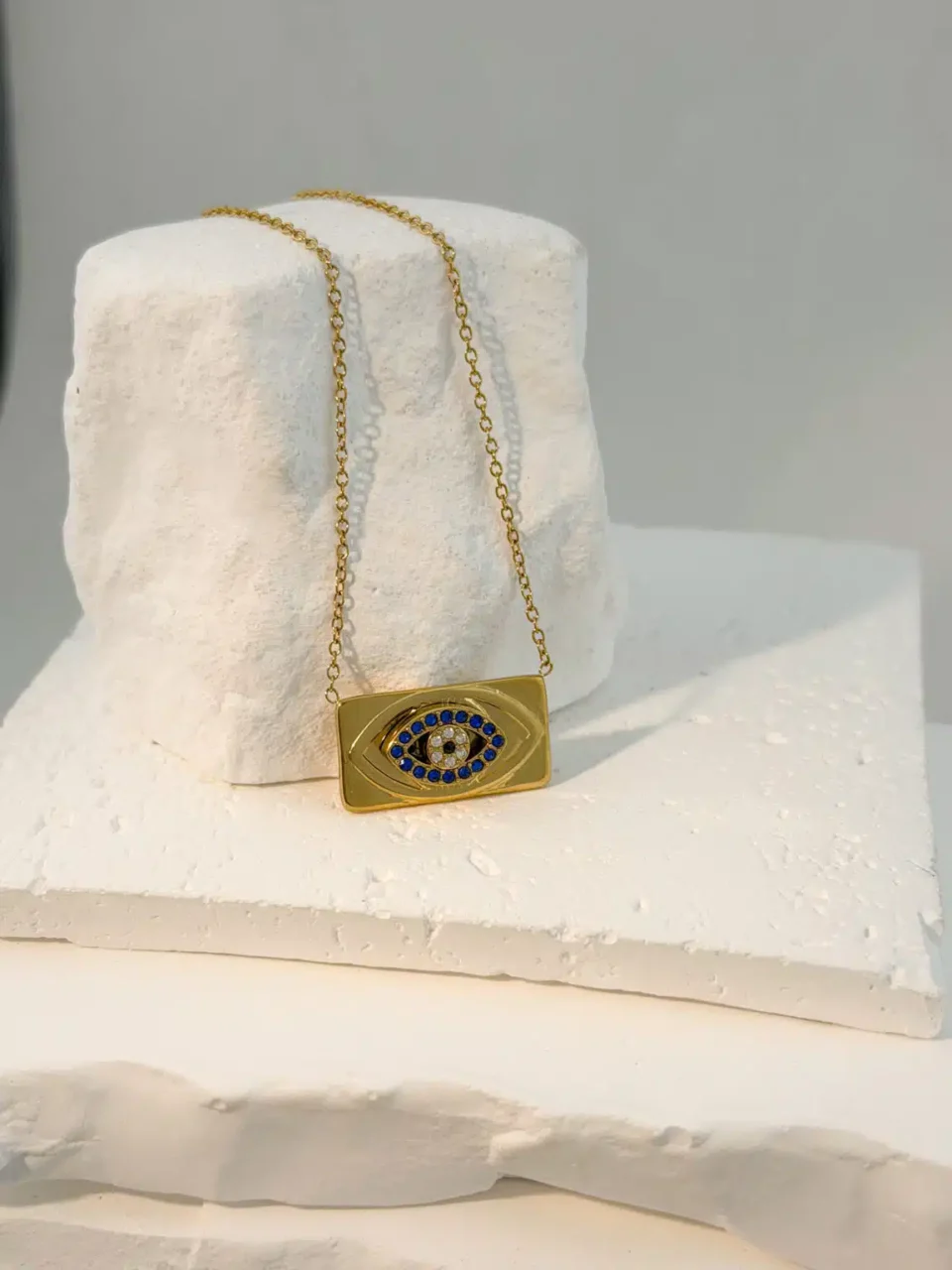 Amulet Plaque Necklace – Luxury Επιχρυσωμένο Κολιέ-Πλακέτα από Ανοξείδωτο Ατσάλι με Μάτι από Ζιργκόν