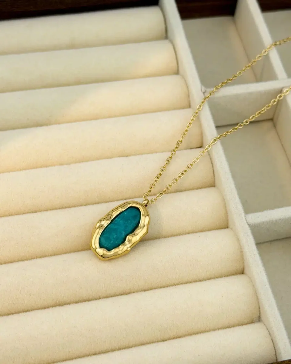 Sirena Organic Oval Necklace – Επιχρυσωμένο Κολιέ από Ανοξείδωτο Ατσάλι με Σφυρήλατο Τυρκουάζ Μενταγιόν