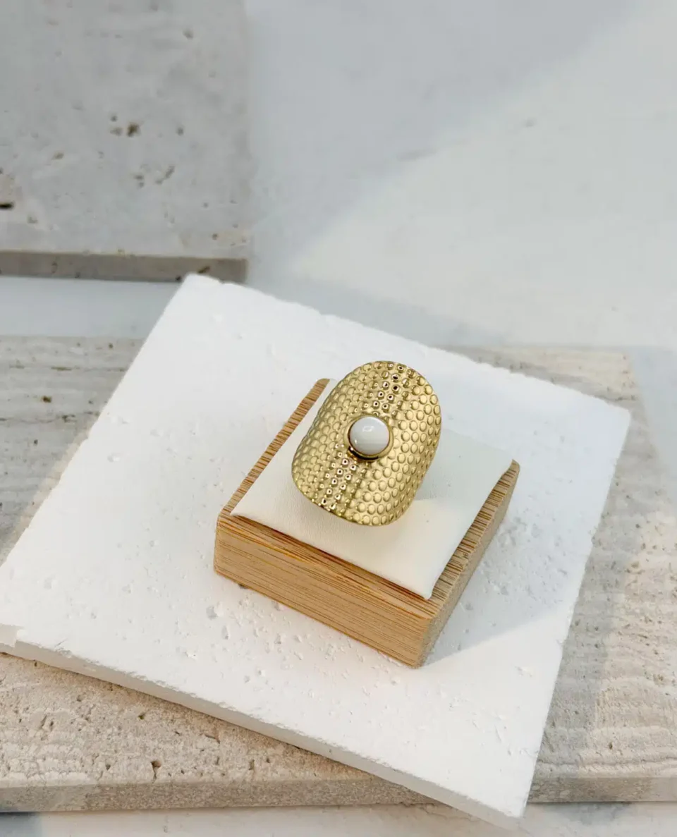Cleopatra Textured Shield Ring – Luxury Επιχρυσωμένο Δαχτυλίδι Ασπίδα από Ανοξείδωτο Ατσάλι με Λευκό Στοιχείο