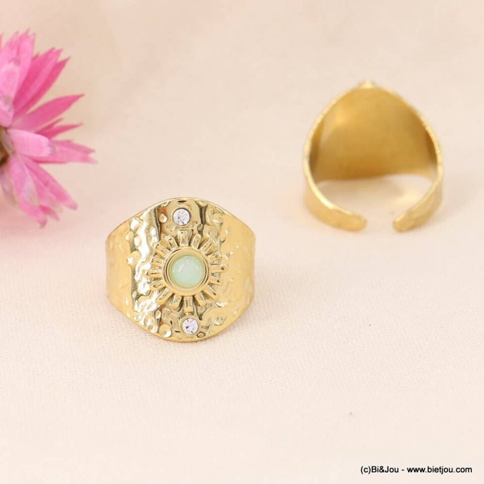 ✨ New Arrival:  Φαρδύ Ατσάλινο Δαχτυλίδι Ασπίδα με Σφυρήλατη Υφή, Πράσινη Πέτρα & Στρας – Χρυσό