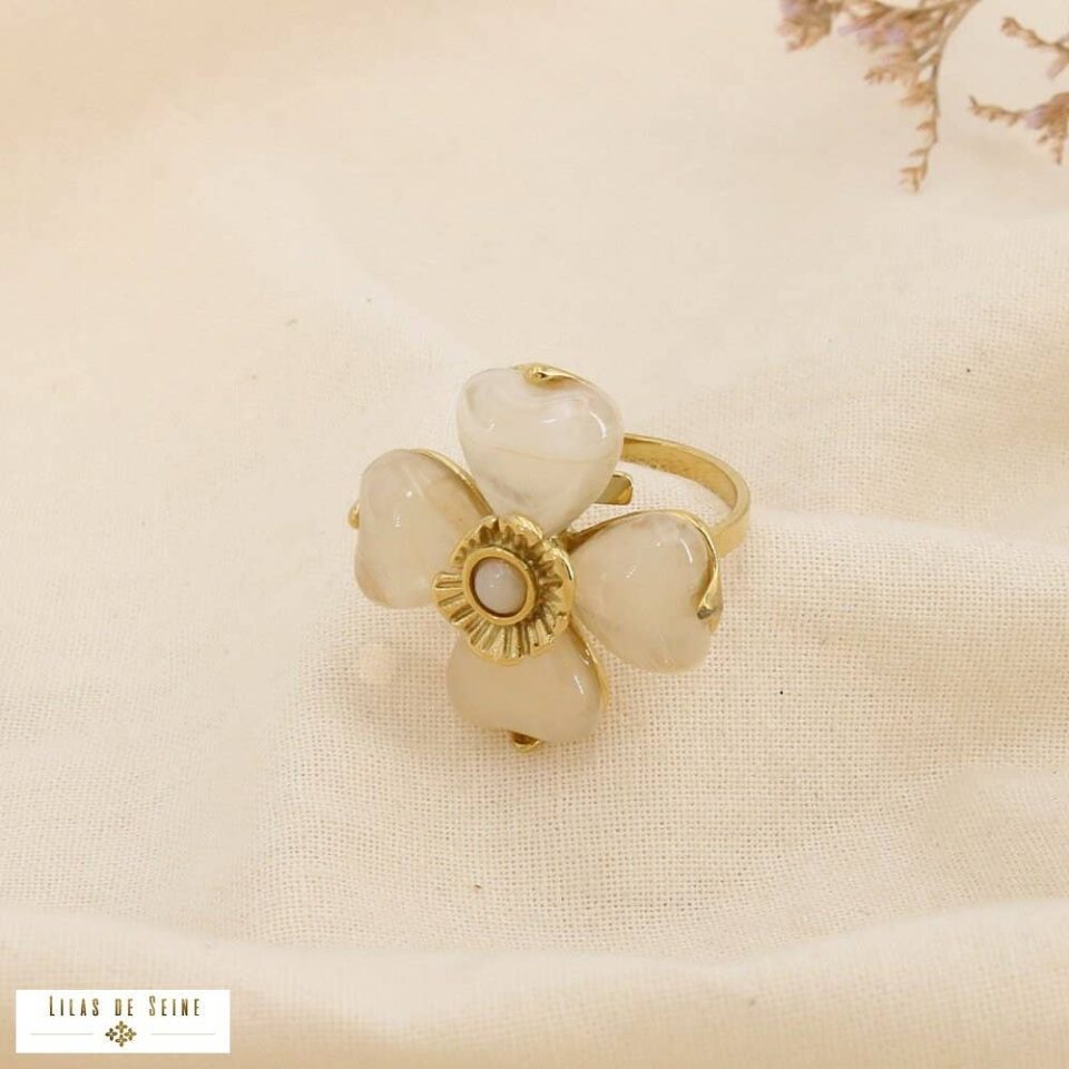 ✨ New Arrival: Statement Ρυθμιζόμενο Δαχτυλίδι Λουλούδι Τετράφυλλο με Κρεμ Καρδιές & Χρυσό Ατσάλ