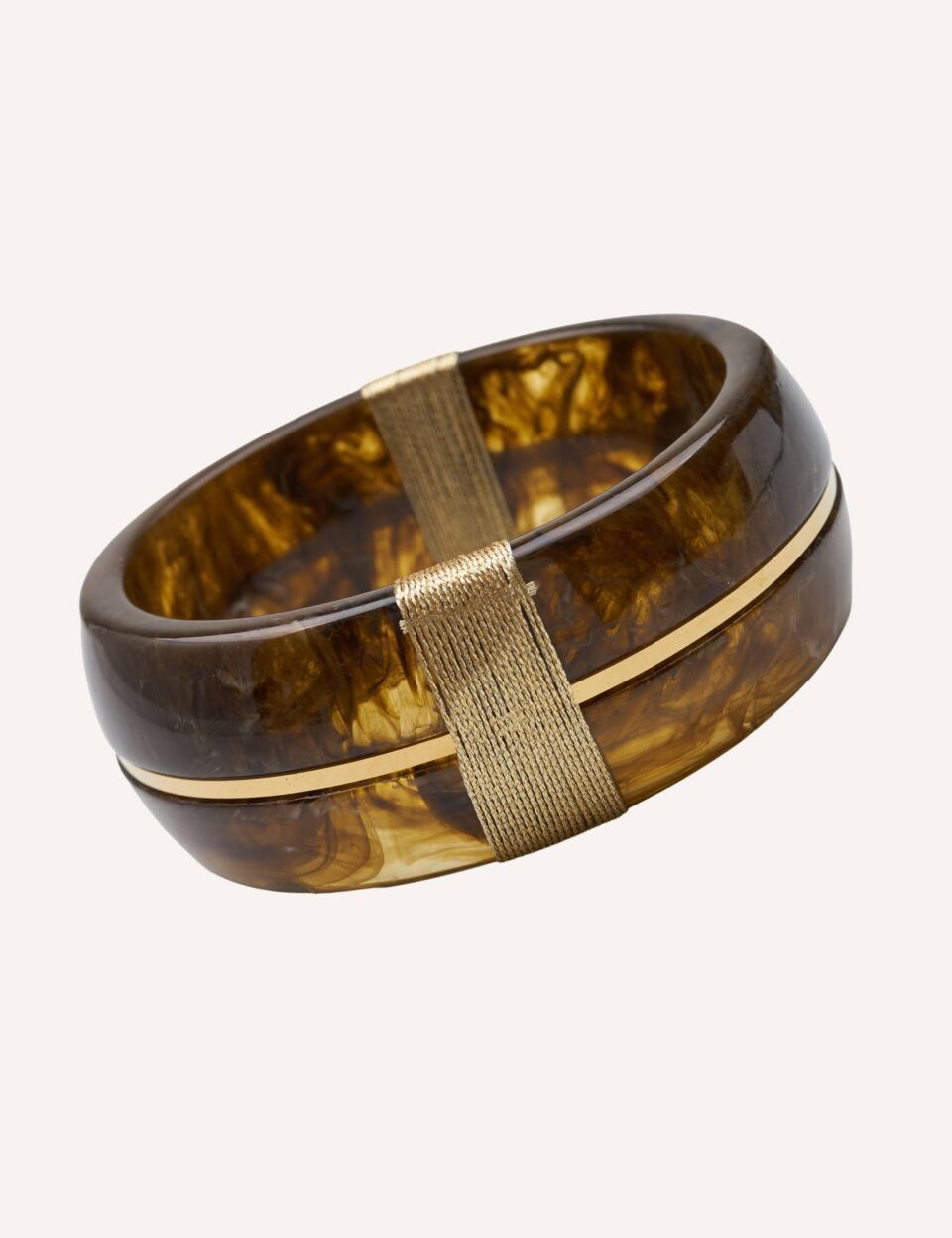 The Sculptural Bangle: Luxury Επίχρυση Φαρδιά Χειροπέδα με Premium Ρητίνη σε Tortoiseshell Look