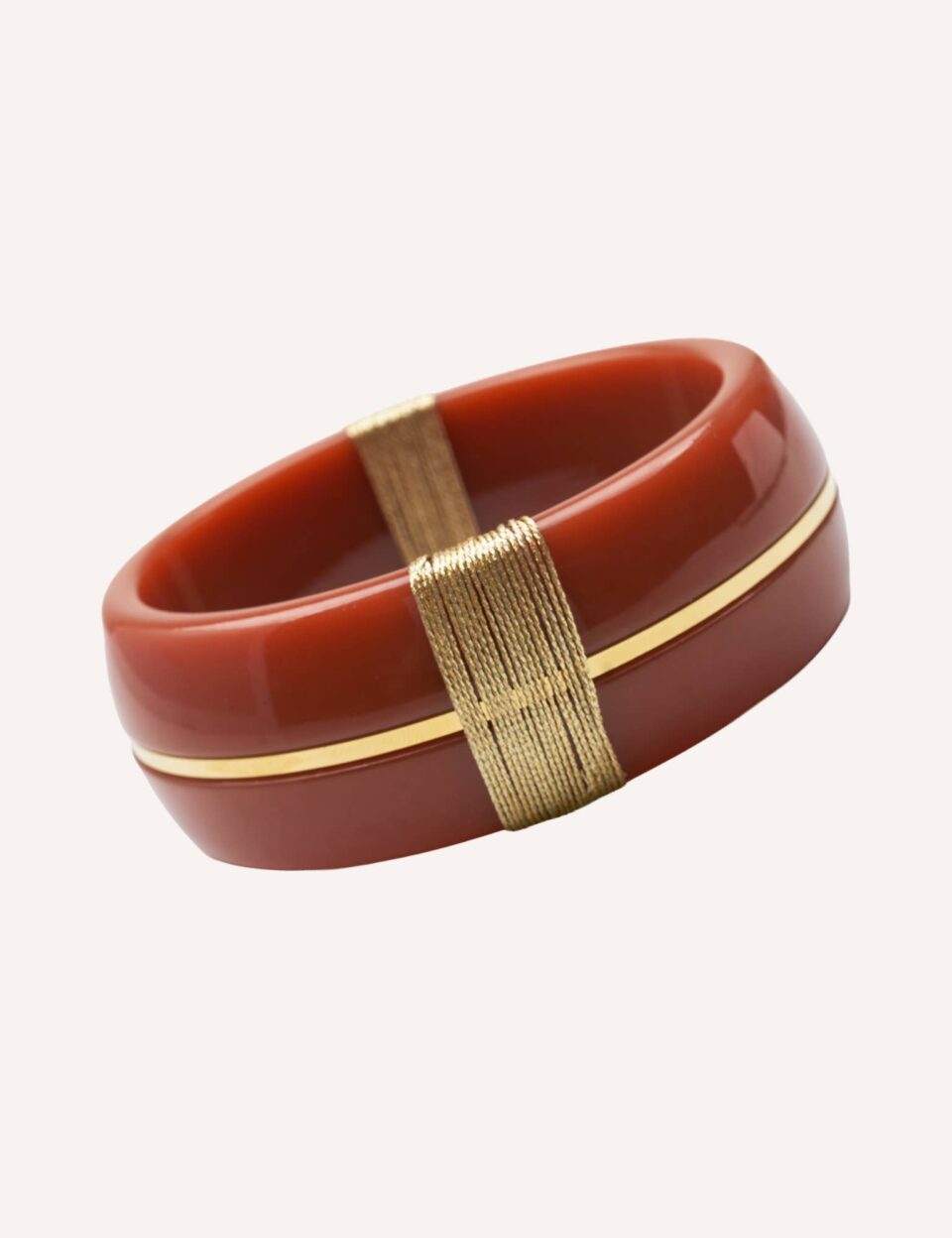 The Sculptural Bangle: Luxury Επίχρυση Φαρδιά Χειροπέδα με Premium Ρητίνη σε Terracotta-Rust Απόχρωση