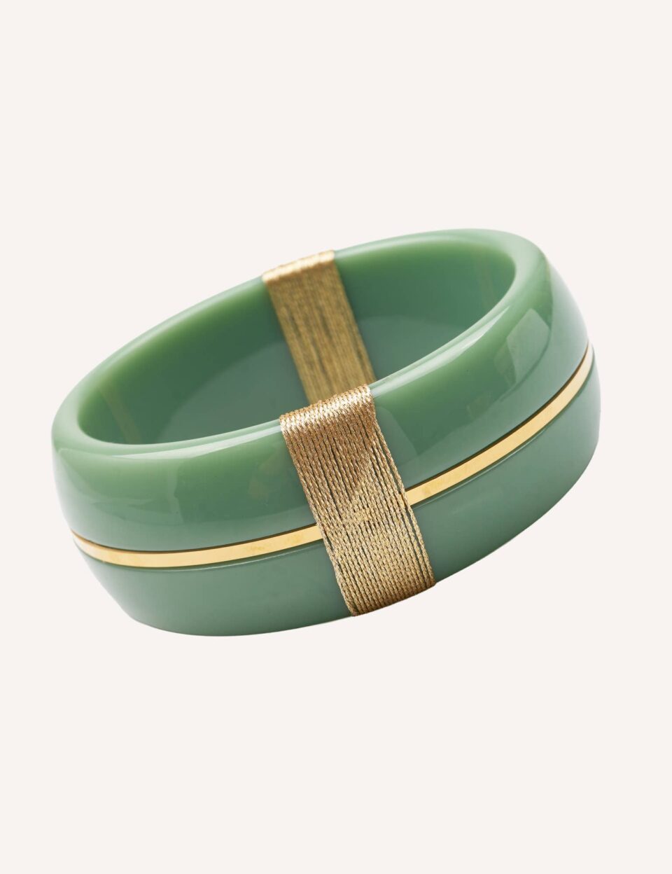 The Sculptural Bangle: Luxury Επίχρυση Φαρδιά Χειροπέδα με Premium Ρητίνη σε Sage Green Απόχρωση (Φασκόμηλο)