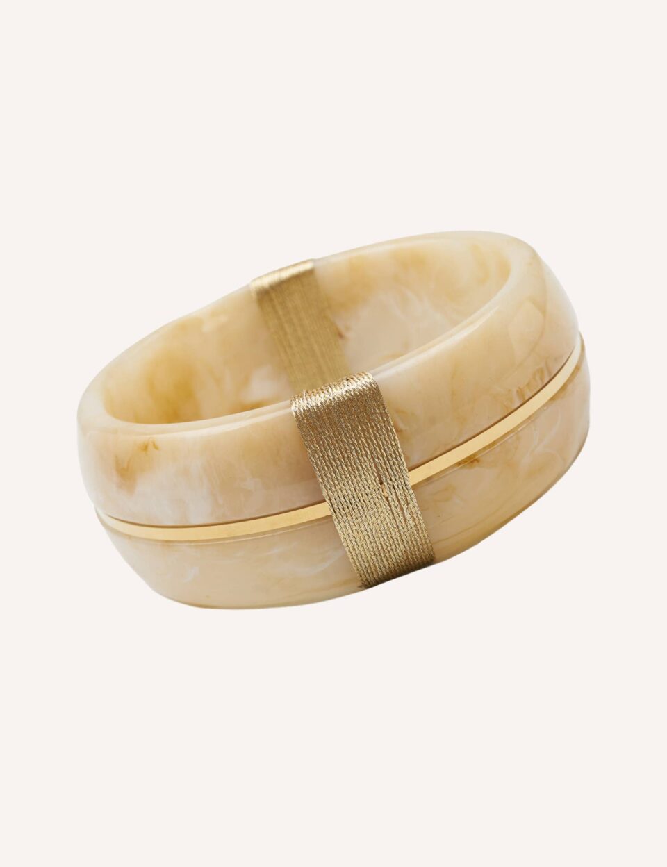 The Sculptural Bangle: Luxury Επίχρυση Φαρδιά Χειροπέδα με Premium Ρητίνη σε Ivory Tortoise Look