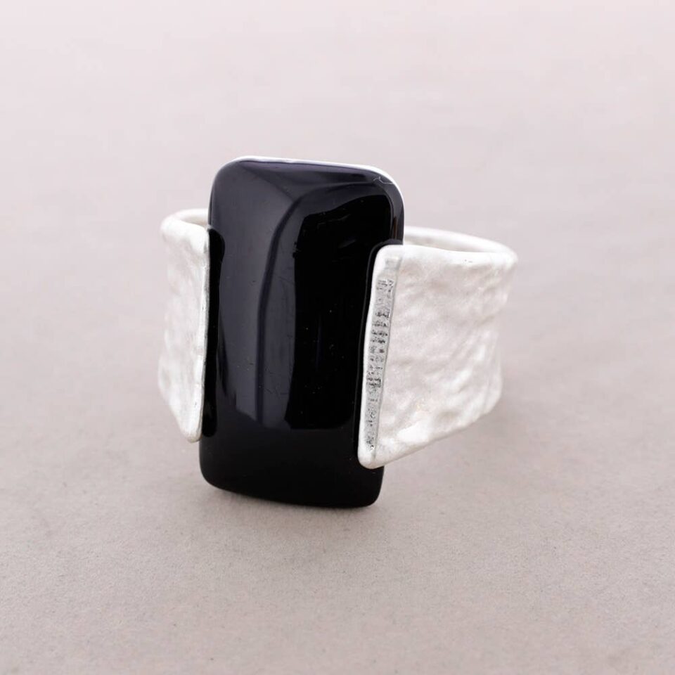 Σφυρήλατη Ασημένια Χειροπέδα Cuff με Black Resin Στοιχείο